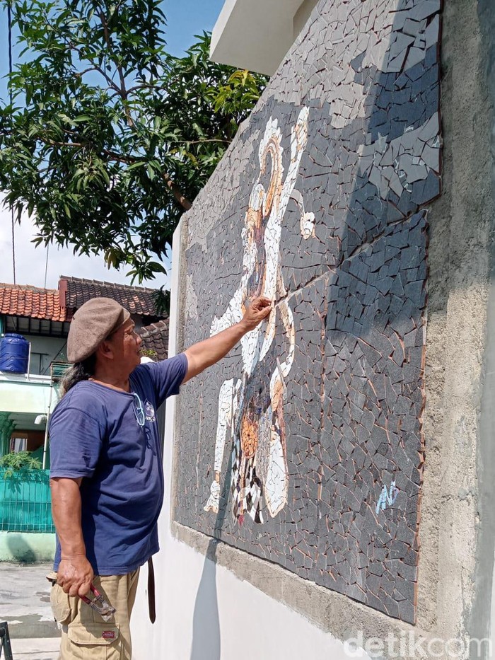 Keren! Seniman Klaten Ini Pakai Limbah Keramik Jadi Mozaik Tokoh Nasional