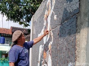 Keren! Seniman Klaten Ini Pakai Limbah Keramik Jadi Mozaik Tokoh Nasional