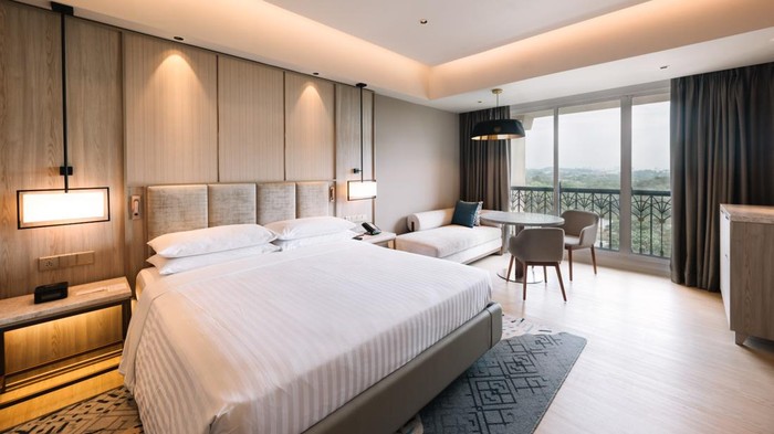 Penampakan Hotel Konferensi dan Acara Mewah Terbaik di Malaysia Putrajaya Marriott Hotel telah dipilih oleh Luxury Lifestyle Awards sebagai pemenang dalam kategori Hotel Konferensi & Acara Mewah terbaik di Putrajaya, Malaysia. Hotel ini telah dikenal karena menawarkan kemewahan yang tak tertandingi, desain yang canggih, dan pelayanan yang luar biasa kepada para tamunya, serta telah membangun reputasi gemilang sebagai hotel yang sempurna untuk acara korporat, konferensi, dan pertemuan terhormat.