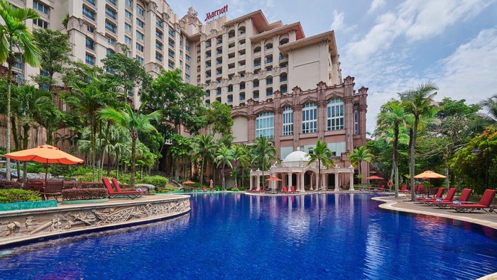 Penampakan Hotel Konferensi dan Acara Mewah Terbaik di Malaysia Putrajaya Marriott Hotel telah dipilih oleh Luxury Lifestyle Awards sebagai pemenang dalam kategori Hotel Konferensi & Acara Mewah terbaik di Putrajaya, Malaysia. Hotel ini telah dikenal karena menawarkan kemewahan yang tak tertandingi, desain yang canggih, dan pelayanan yang luar biasa kepada para tamunya, serta telah membangun reputasi gemilang sebagai hotel yang sempurna untuk acara korporat, konferensi, dan pertemuan terhormat.