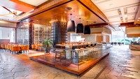 Putrajaya Marriott Hotel menghadirkan pengalaman mewah dengan ruang kamar yang luas dan beragam ruang pertemuan, sangat cocok untuk acara yang mengesankan di lobi, ruang fungsi, atau restoran. Dengan ballroom terbesar di sekitar Putrajaya, dilengkapi foyer besar dan ruang VIP eksklusif, hotel ini menjamin keamanan dan privasi maksimal untuk acara istimewa, seperti acara kerajaan atau diplomatik. Tersedia juga 17 ruang pertemuan, termasuk opsi outdoor, yang memberikan fleksibilitas untuk segala jenis acara. Para tamu yang menghadiri acara di hotel juga dapat menikmati pengalaman makan pribadi di Restoran Gaya Hidup The Zest, Restoran Tionghoa Summer Palace, dan Restoran Jepang Midori, yang semuanya dirancang untuk memenuhi kebutuhan khusus para VIP.  https://www.marriott.com/en-us/hotels/kulpg-putrajaya-marriott-hotel/overview/