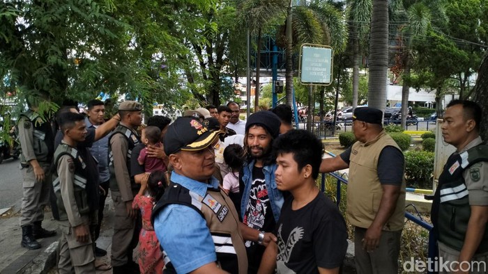 Penangkapan gelandang dan pengemis di Banda Aceh (Agus Setyadi/detikcom)