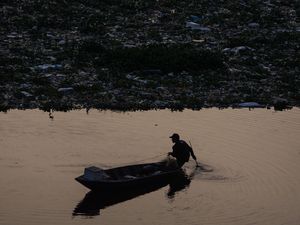 Jaring Penyekat Sampah di Sungai Citarum