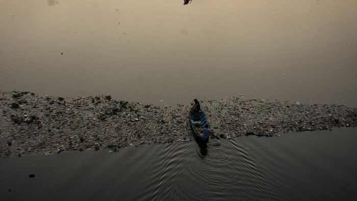 Jaring Penyekat Sampah Di Sungai Citarum 