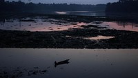 Pemerintah Jawa Barat menerapkan jaring penyekat sampah di sejumlah titik dari hulu hingga hilir di aliran Sungai Citarum.
