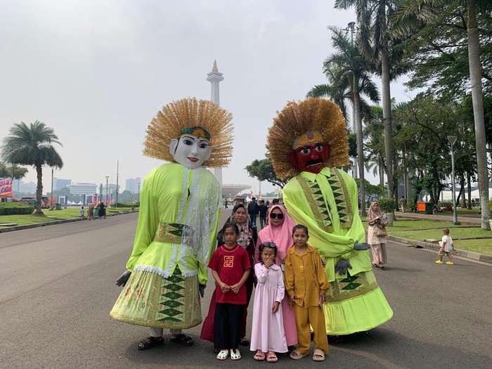 Riuh Ramai HUT Jakarta: Monumen Nasional Dipadati Pengunjung, Ondel-ondel Jadi Idola Foto