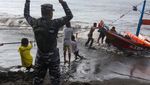 Potret Perahu Karam Terhantam Ombak di Banyuwangi