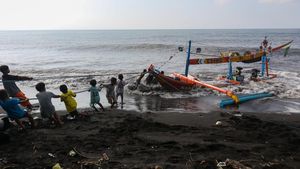 Potret Perahu Karam Terhantam Ombak di Banyuwangi
