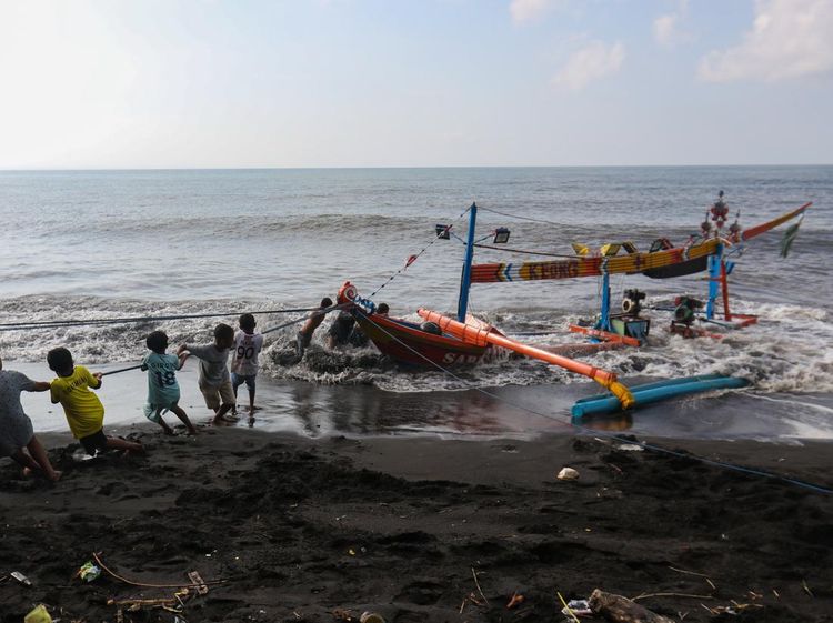 Potret Perahu Karam Terhantam Ombak di Banyuwangi