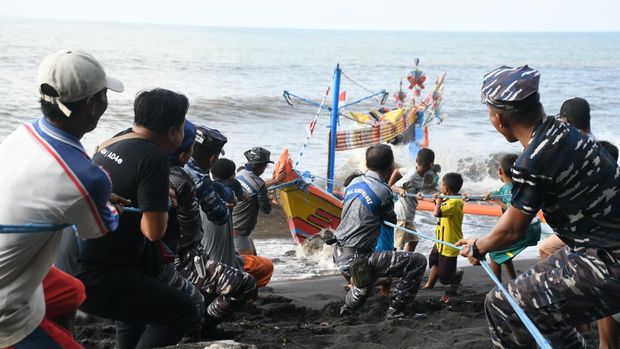 Perahu muat sekeluarga asal Bali yang terguling di Pantai Cemara Banyuwangi gegara ombak tinggi.