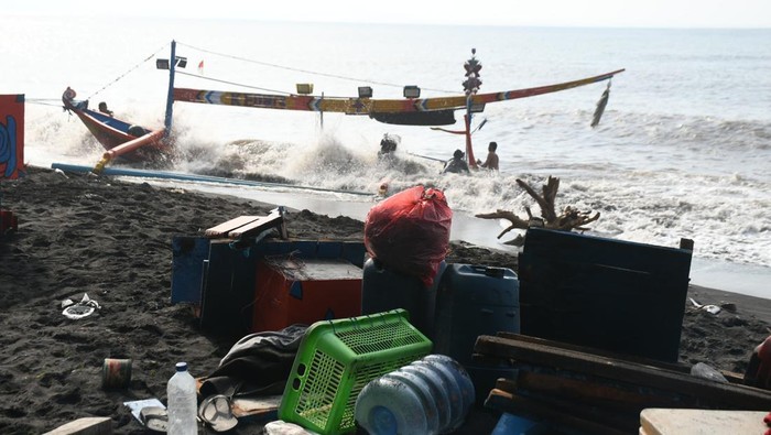 Perahu muat sekeluarga asal Bali yang terguling di Pantai Cemara Banyuwangi gegara ombak tinggi.
