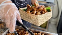 Kemudian, digoreng hingga adonan keriting dan kering. Ukurannya sekali suap membuat pisang goreng ini semakin gampang dinikmati. Foto: detikcom/Riska Fitria