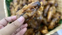 Tak hanya pisang goreng saja, Warung Waras Tradisional ini juga menawarkan menu lain, seperti risol ragout, kue soes, lupis, bitterballen, jenang, dan ketan. Foto: detikcom/Riska Fitria