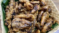 Membeli pisang goreng ini via ojek online mungkin agak sulit. Karena pihak cabang mematikan aplikasi untuk melayani antrean di cabang secara langsung. Foto: detikcom/Riska Fitria