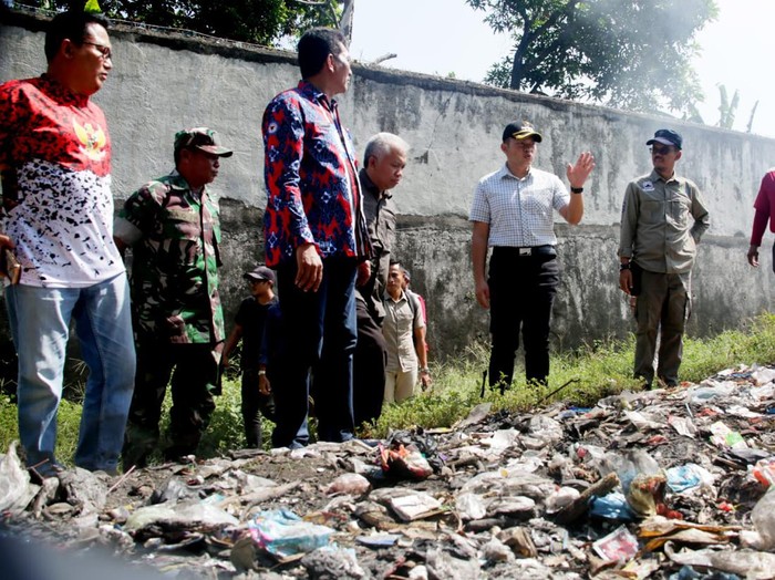 Pj Bupati Cirebon Wahyu Mijaya saat memimpin pembersihan bantar sungai Jamblang