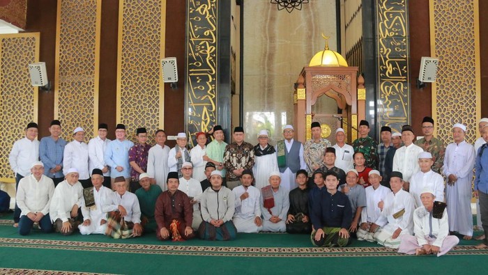 Pj Wali Kota Palembang Ucok Abdulrauf melaksanakan program Salat Jumat keliling pertama di Kecamatan Gandus.