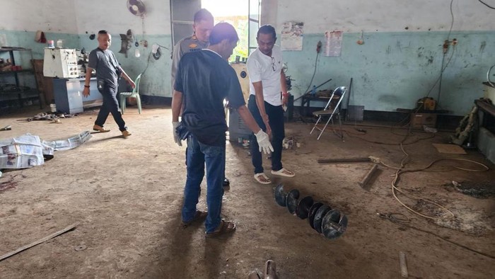Polisi lakukan olah TKP pekerja terjepit mesin bubut di Malang.