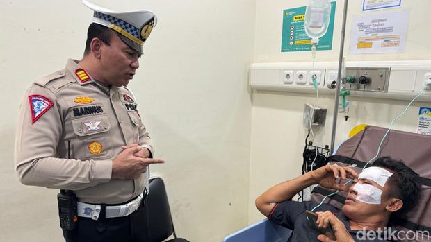 Polisi memintai keterangan salah satu korban luka dalam kecelakaan maut yang terjadi di tol Semarang-Batang KM 405, Kabupaten Kendal, Sabtu (22/6/2024).