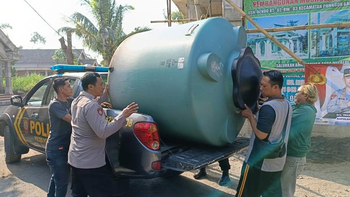 Polres Blitar Kota melakukan kerja bakti di Masjid.