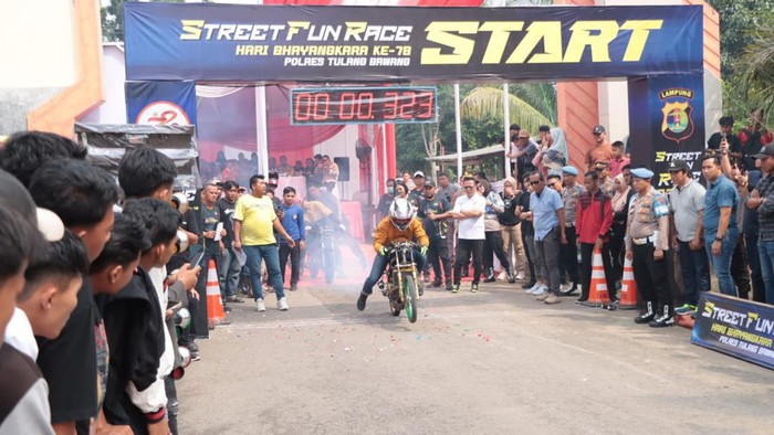 Polres Tulang Bawang mengadakan perlombaan Drag Race.