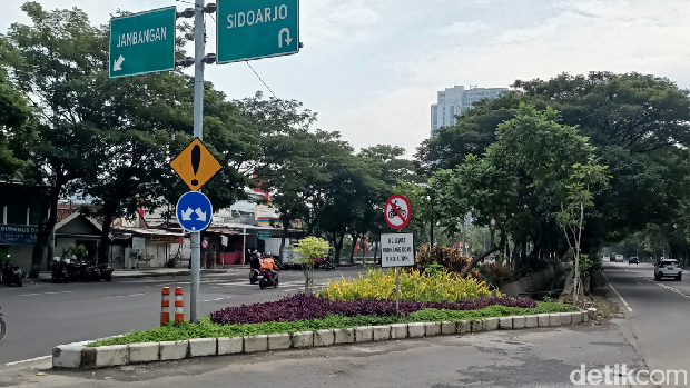 Potret jalur frontage road di Jalan Ahmad Yani.