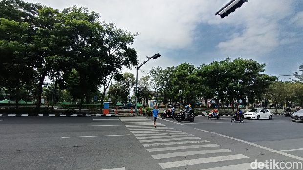 Potret jalur penyebrangan di frontage road Jalan Ahmad Yani.