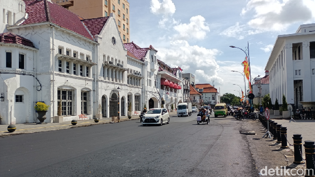Potret pembatas jalan di sepanjang Jalan Rajawali.