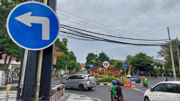 Potret rambu penunjuk ke arah kiri/barat di Jalan Ketabang Kali.