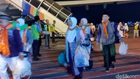 Pantauan detikJatim di area runway, mereka tampak haru saat tiba di Bandara Internasional Juanda.
