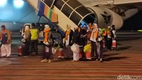 Rombongan kloter pertama tiba di Bandara Internasional Juanda pukul 20.15 WIB. Mereka naik Saudia Airlines rute Jeddah-Surabaya.