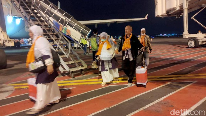 Potret Sujud Syukur Jemaah Haji Tiba di Juanda Potret Sujud Syukur Jemaah Haji Tiba di Juanda