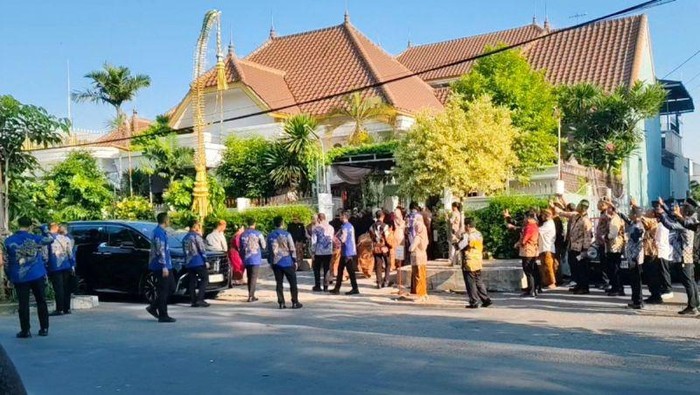 Presiden Jokowi dan Ibu Negara Iriana Joko Widodo tiba di Solo, Jawa Tengah, Sabtu (22/6/2024). ANTARA/Aris Wasita