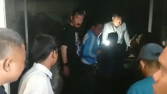 Proses evakuasi santri Ponpes Alif Laam Miim terjebak dalam lift The Empire Palace