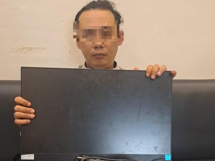 Relawan PMI yang mencuri 1 unit komputer di kantor PMI Kota Batu.