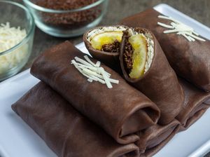 Resep Dadar Gulung Cokelat Isi Pisang Keju yang Legit Gurih