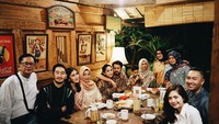 Terakhir ada momen makan malam bersama keluarga besar dari pihak Ritchie Ismail dan Syahnaz. Terlihat Raffi Ahmad dan Nagita Slavina turut hadir. Foto: Instagram @ritchieismail