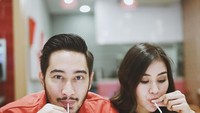 Kencan masa pacaran, ini momen Ritchie Ismail dan Syahnaz saat nongkrong di kafe. Ritchie Ismail memesan es teh dan Syahnaz memesan jus jeruk. Foto: Instagram @ritchieismail