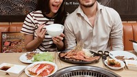 Selain itu, ada juga momen ketika Ritchie Ismail dan Syahnaz mampir ke restoran grill yang populer. Mereka menikmati beberapa pilihan daging. Foto: Instagram @ritchieismail