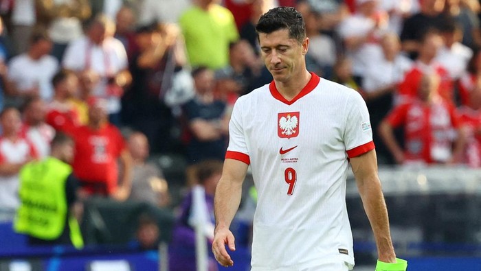 Soccer Football - Euro 2024 - Group D - Poland v Austria - Berlin Olympiastadion, Berlin, Germany - June 21, 2024 Polands Robert Lewandowski looks dejected after the match REUTERS/Fabrizio Bensch     TPX IMAGES OF THE DAY