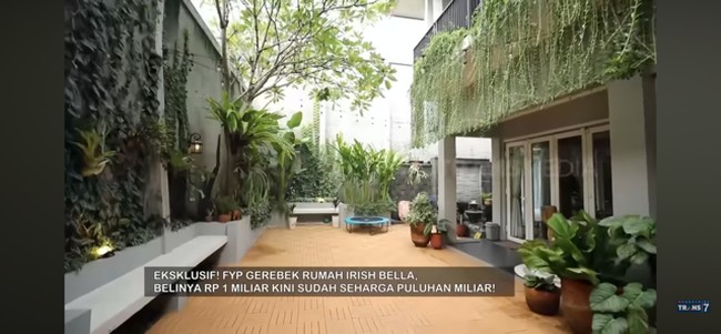 Halaman belakang dilengkapi kolam renang dan area yang luas untuk bermain dan beraktivitas. (Foto: YouTube/Trans7 Official)