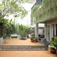 Halaman belakang dilengkapi kolam renang dan area yang luas untuk bermain dan beraktivitas. (Foto: YouTube/Trans7 Official)