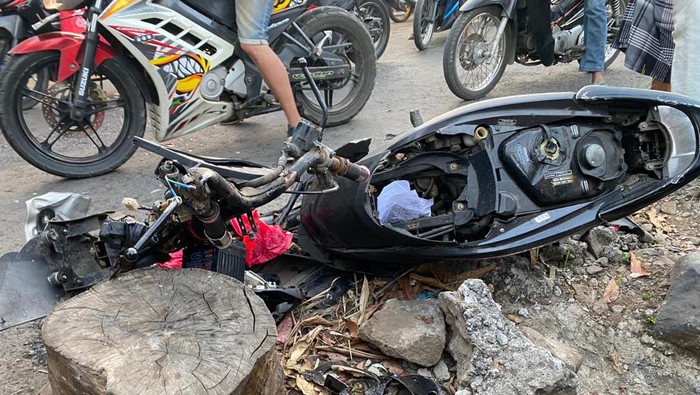 Salah satu sepeda motor yang menjadi korban truk rem blong di Banyuwangi.