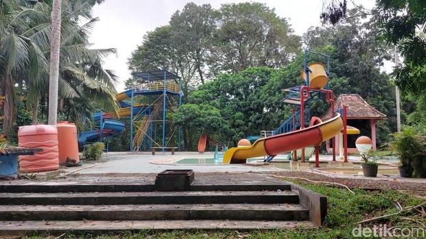 Salah satu wahana kolam renang di Punti Kayu Palembang yang tak lagi terawat.