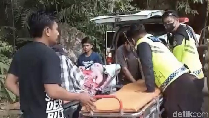 Satgas Kappang mengevakuasi pasien di Jalur Kappang.