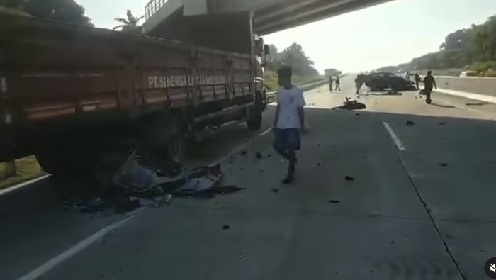 Satu unit mobil Pajero menabrak truk yang terparkir di tepi jalan tol Semarang-Batang Km 405 pada Sabtu (22/6).