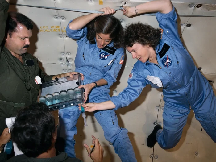 Sharon Christa McAuliffe (kanan) dalam sebuah latihan dengan zero gravity