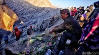 Selanjutnya, Masyarakat Tengger melarung sesaji ke kawah Gunung Bromo di tengah suhu 4-5 derajat celsius dan bau belerang. Kondisi ini tak menghalangi masyarakat Tengger melangsungkan ritual dengan lancar dan khidmat.