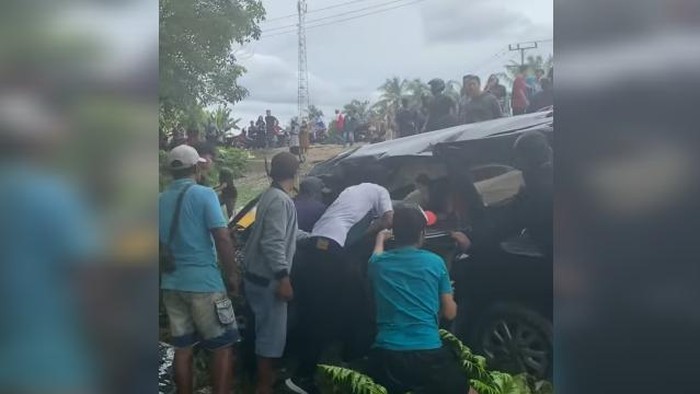 Tangkapan layar saat warga berusaha evakuasi korban kecelakaan KA dari mobil. (Istimewa)