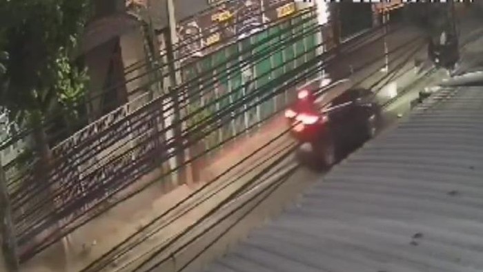 Tangkapan layar video viral mobil tabrak penyapu jalan di Cimahi