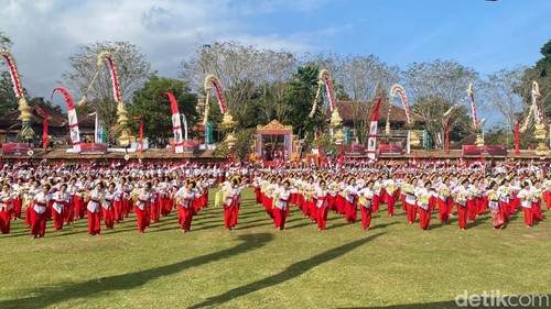 Tari Pendet massal di Taman Candra Buana, Amlapura Sabtu (22/6/2024). (foto: I Wayan Selamat Juniasa)
